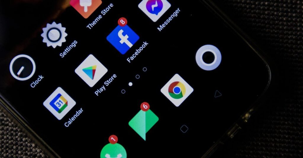 Smartphone affichant des applications, illustration des tâches programmées ChatGPT