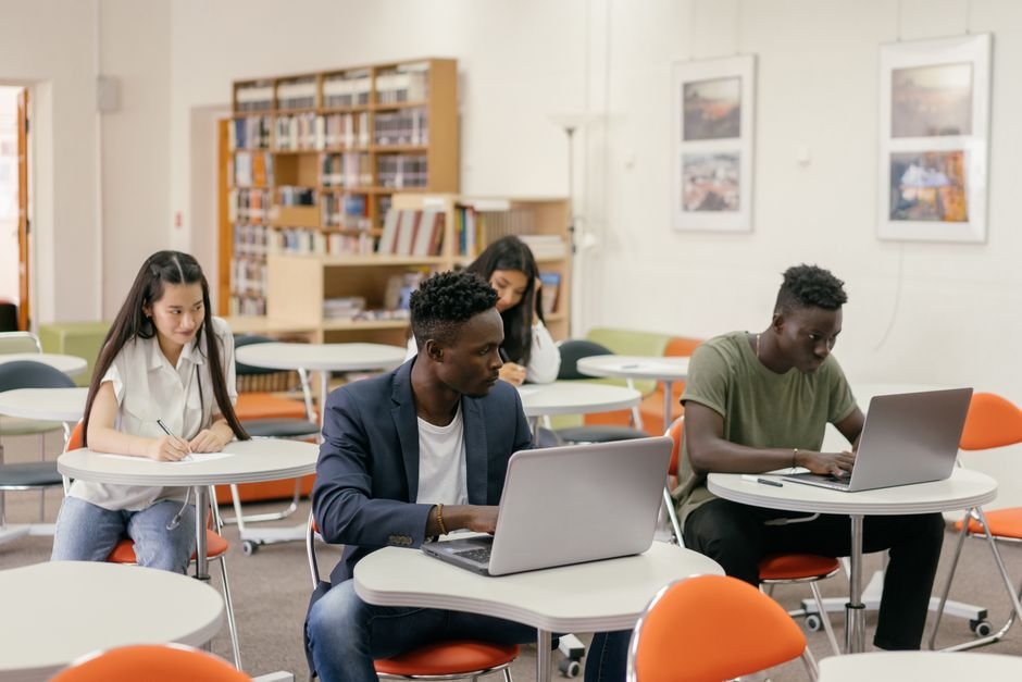 Gemini Live Deep Research : Google lance ses outils de rentrée Etudiants utilisant un ordinateur portable pour leurs recherches, illustrant Gemini Live Deep Research