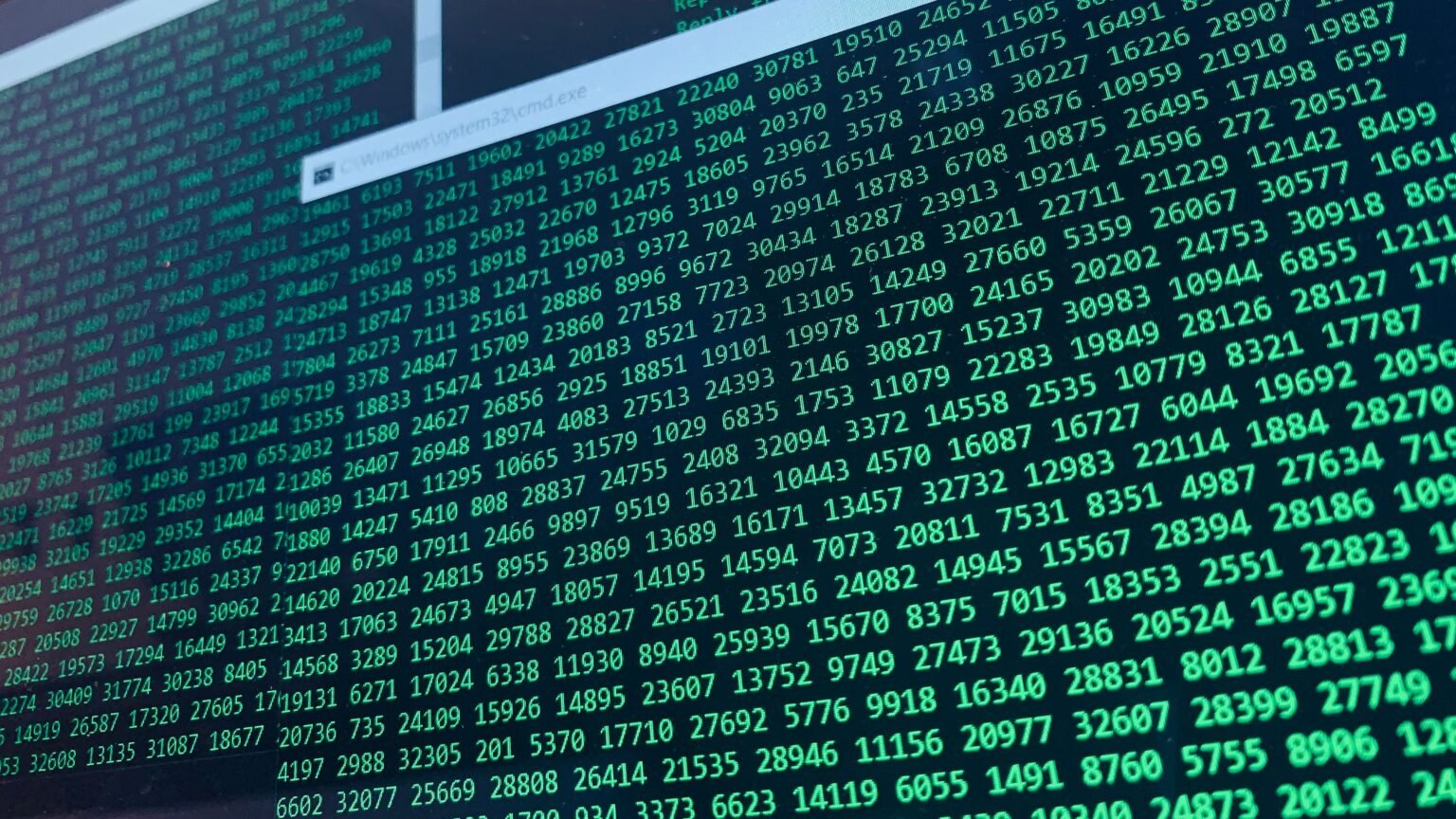 Code binaire vert sur écran, illustrant une cyberattaque pilotée par IA