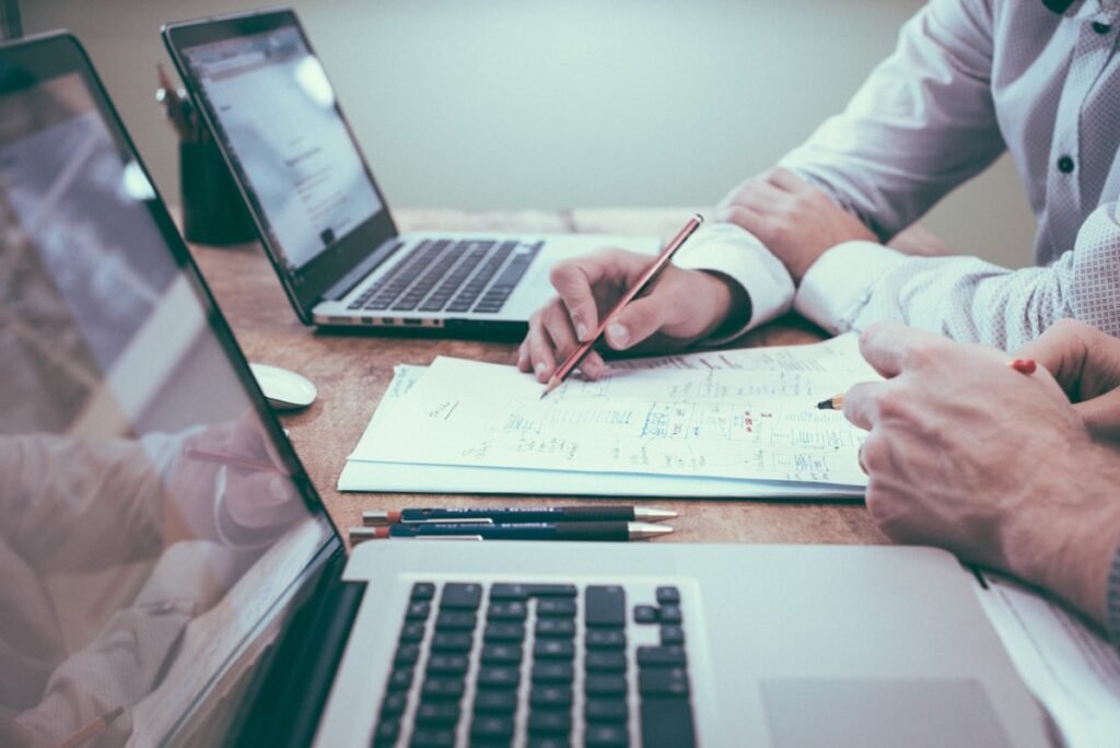 Anthropic déploie l’API Compliance pour auditer les sessions Claude Code en entreprise Écran d'ordinateur affichant un audit de conformité et de sécurité pour API Compliance Claude