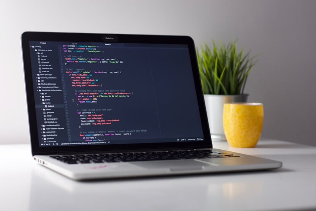 Ordinateur portable affichant du code pour un modèle d'IA locale Meta Muse Glimmer
