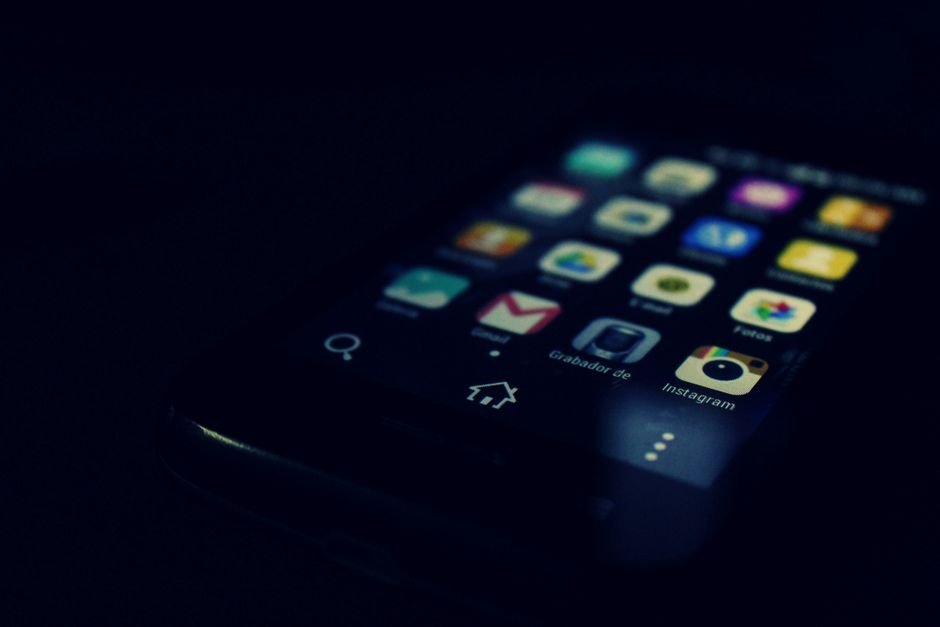 Rumeur Gemini 4 : Google préparerait avatars et plugins Écran de smartphone affichant diverses applications, illustrant les rumeurs autour de la prochaine version de l'application Gemini