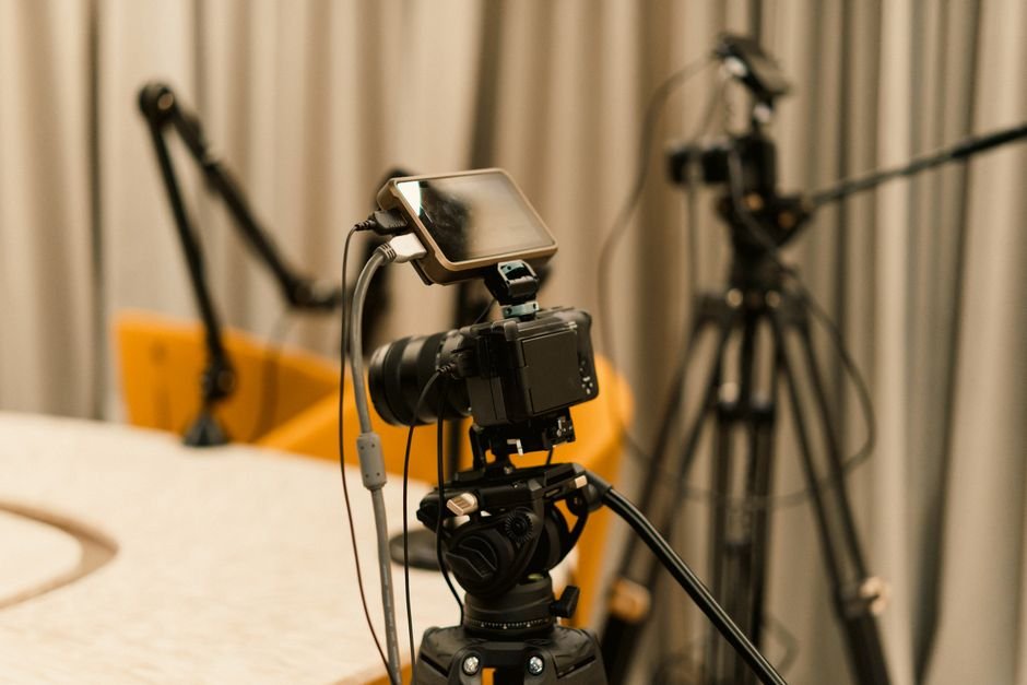 SeedRealtime : ByteDance lance son IA audio-visuelle en temps réel Studio équipé de caméras et microphones, illustrant l'IA audio-visuelle SeedRealtime de ByteDance