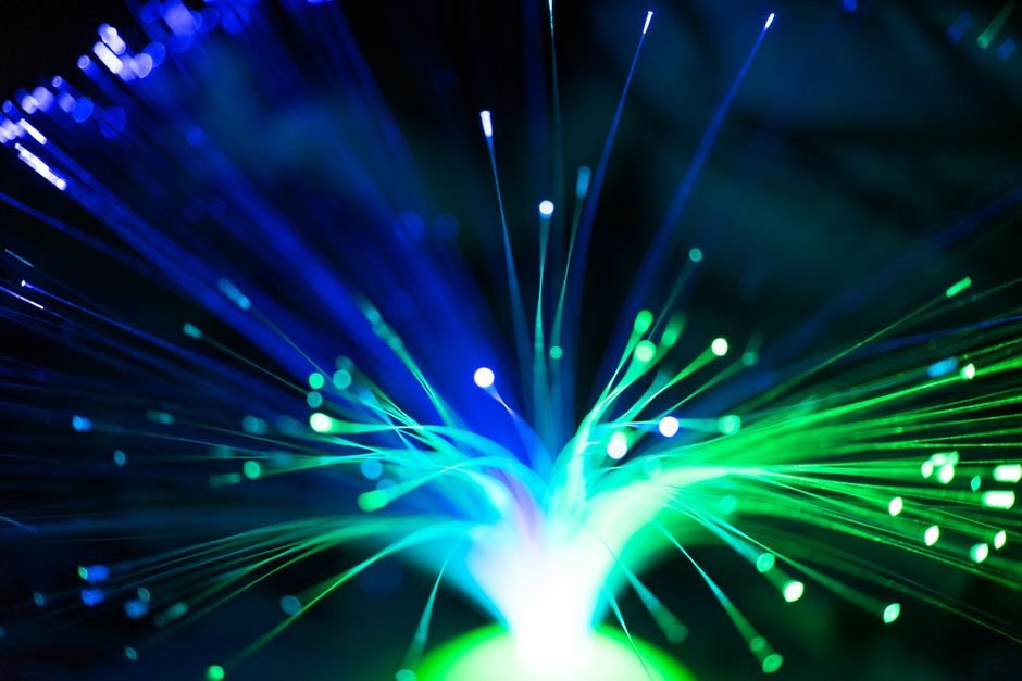 Zuckerberg dévoile sa vision de la superintelligence personnelle Fibre optique illuminée en bleu et vert, symbolisant un réseau d'IA distribué
