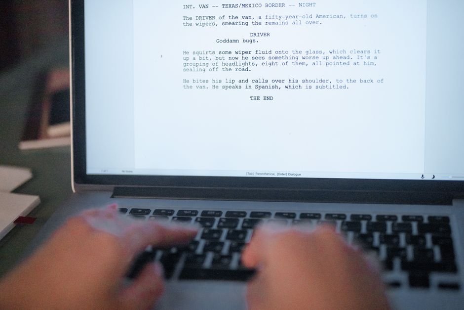 Texte généré IA : plus d’un tiers du web selon Pew Mains tapant sur un clavier d'ordinateur portable, illustrant l'étude Pew sur le texte généré IA